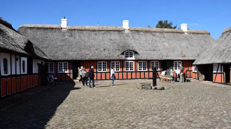 Næsten 400 interesserede aflagde besøg, da Realdania By & Byg forleden holdt åbent hus på den smukt restaurerede Bent Madsens Gård i Dreslette. Og som det ses, blev der ikke gået på akkord med corona-afstandsreglerne.