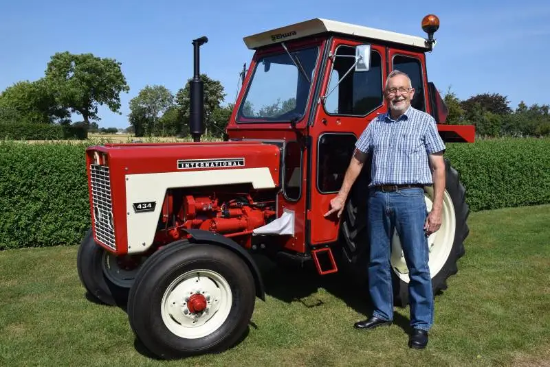 Det er ikke uden grund, at Henning Sørensen er både glad og stolt, når han præsenterer sin IH 434 årgang 1966, som han købte i adskilt stand – til reservedele. Efter mange, mange timers arbejde med renovering, montering af førerhus m.v. fremstår den 44 år gamle traktor nu mindst lige så flot, som da den var ny.