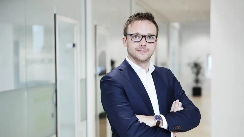 - Alle betalingsrettigheder har et individuelt rettighedsnummer, der består af syv cifre. Dette rettighedsnummer identificerer betalingsrettigheden – på samme måde som stelnummeret identificerer en traktor, fortæller advokat og partner i Storm Advokatfirma, Rune Hyllested.