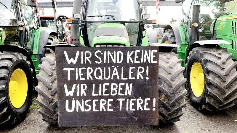 Tyske landmænd har flere gange i de senere år været på barrikaderne i protest over politiske krav. Nu kan endnu flere krav være på vej, efter at landets landbrugsminister barsler med en dyrevelfærdsafgift.