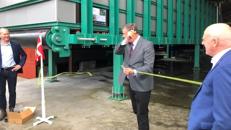 Forleden klippede fødevareminister Mogens Jensen den i anledningen grønne snor til Danmarks første gårdanlæg til bioraffinering af græs.