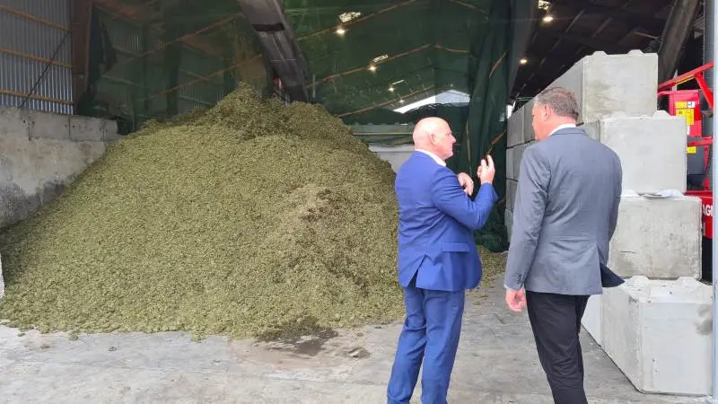 Restprodukter fra produktion af græsprotein skal bruges i biogasanlæg. Her ser fødevareminister Mogens Jensen tingene på Ausumgaard an sammen med direktør i Vestjyllands Andel, Steen Bitsch.