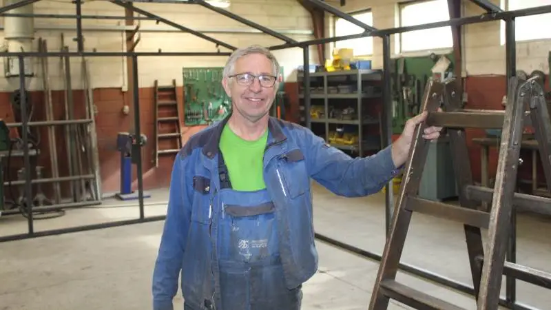 Arne Nielsen er indehaver af Arnes Smedie i Gadbjerg, hvor der produceres en bred vifte af artikler til landbruget.