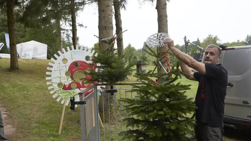 Bjarne Boesen fra Toppii i Frøstrup har solgt disse grenrettere, som juletræsproducenten selv har opfundet, i et så stort antal, at fabrikken i Thisted har måttet producere et ekstra oplag. Det skyldes, at de øverste grene på juletræerne har vokset ekstraordinært meget i år.