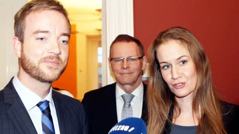 Sådan så det ud, da daværende miljø- og fødevareminister Esben Lunde Larsen (V) og daværende landbrugsordfører for Enhedslisten, Maria Reumert Gjerding, der nu er DN-præsident, skulder ved skulder i december 2017 præsenterede Veterinærforlig III, hvor det blev aftalt, at moderniseret VetStat skal føre til at ophæve krav om medicinregistrering af smågrise. Foto: Lasse Ege Pedersen