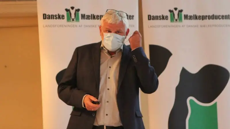 LDM-formand Kjartan Poulsen tog mundbindet i brug under beretningen. Ikke af corona-frygt, men som et filter til den mest kradse Arla-kritik.
