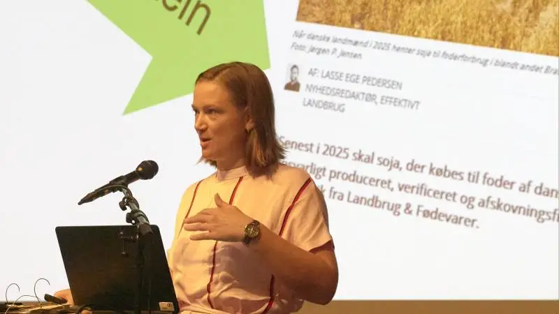 Sektorsirektør i Seges Kvæg, Ida Storm, opfordrede de mange tilhørende ved årets Fodringsdag i Herning til at bruge mindre råprotein i foderrationen for at mindske ammoniakudledningen fra køerne.