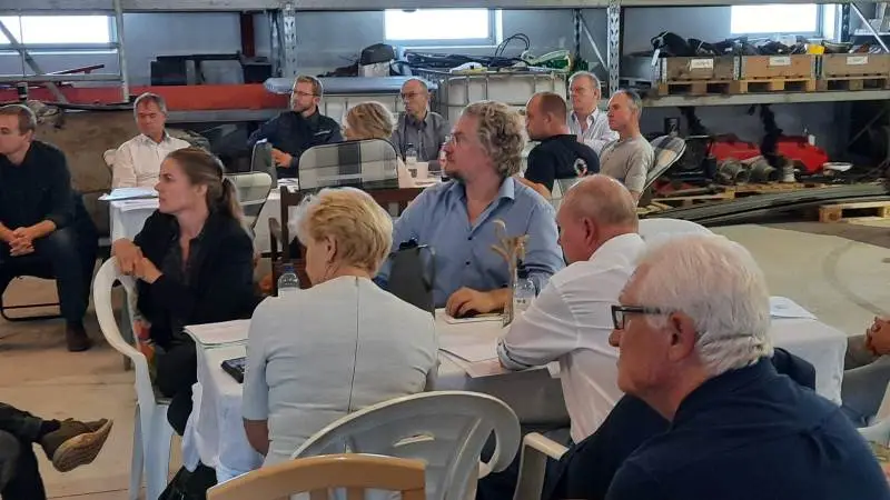 Folketingspolitikerne Henrik Dahl, Liberal Alliance samt de to Venstre-politikere Ellen Trane Nørby og Eva Kjer Hansen (med ryggen til) var blandt deltagerne ved ”halmballemødet” ved Kliplev, der dog blev holdt i et maskinhus. Fotos: John Ankersen