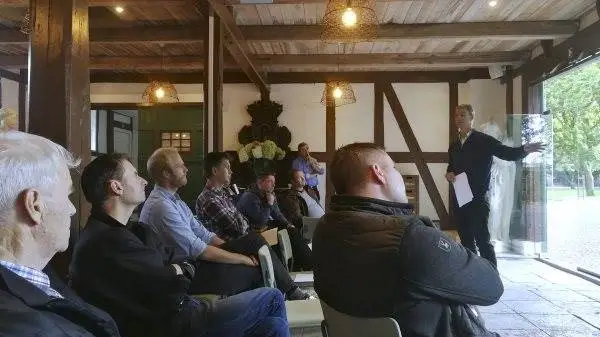 Til de knap 50 fremmødte sendte Lau Hvid Hansen i de smukke rammer på Sanderumgaard en stærk opfordring til at bakke op om planerne for en kartoffelmelsfabrik. – Tag også fat i jeres nabo, og få sendt tilsagn med arealer med melkartofler inden 1. oktober.