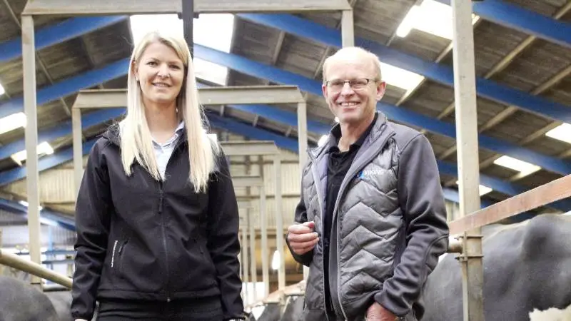 Thomas Møller er mælkeproducent ved Hillerslev, og en af de landmænd, som var med fra start da DLG præsenterede deres nye koncept til goldkøer og nykælvere med produktkonsulent Ann Zaar Christensen i spidsen. Arkivfoto: Tenna Bang