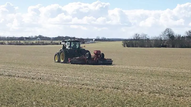 Græstromlen er i brug på Gaardsted Højgaard ved Løgstør. Græsmarkerne forventes klar til første slæt sidst i maj måned.