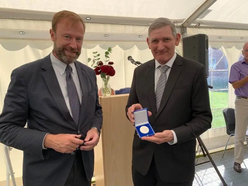 Jørgen Petersen med sølvmedaljen fra Det Kongelige Danske Landhusholdningsselskab, som blev overrakt af selskabets præsident, Frederik Lüttichau.