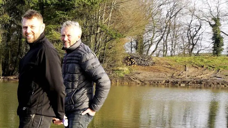 Peter Hindbo (bagerst til højre) er glad for at have omlagt 12 hektar agerjord til natur. Her ses han ved en tidligere lejlighed sammen med formand for KHL, Hans Damsgaard. Arkivfoto