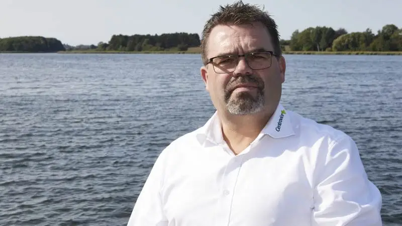 - Vi håber, at de uvildige rapporter bliver en øjenåbner for, at der også kan være mange andre presfaktorer som belastning af de indre farvande, påpeger Centrovice-formand Torben L. Povlsen, Han ses her ved Holckenhavn Fjord ved Nyborg, der sammen med Odense Fjord og Nakkebølle Fjord hver er ramme for rapporterne. Foto: Erik Hansen