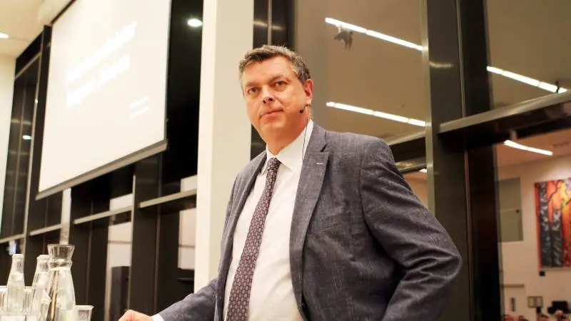 Madspildet er alt for højt i Danmark, og det er dårligt for den grønne omstilling, slår fødevareminister Mogens Jensen fast.