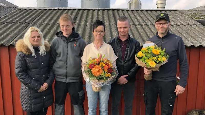 Vinderparret Irene og Erik Rasmussen er her fotograferet på ejendommen sammen med deres sønner og svigerdatter.