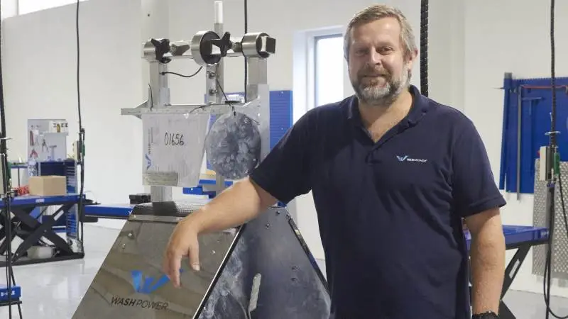 - Jeg tror fremadrettet, at en vaskerobot er noget, alle kommer til at have, ligesom vi ser med robotplæneklipperne, siger medindehaver og CEO Glenn Pedersen, Washpower.