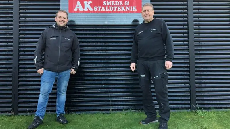 Lasse Kristensen (tv) er blevet medejer af AK Smede og Staldteknik, InGarden, Plastplanker og GrowCamp i samarbejde med den nuværende ejer og stifteren, Arne Kristensen.