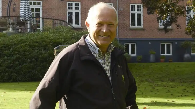 - Vi pløjer de marker, der trænger. Der er ikke noget fast interval. Vi kigger individuelt på hver mark, forklarer Lars Rasmussen, som driver den jord, DM skal afholdes på på lørdag. Foto: Tenna Bang