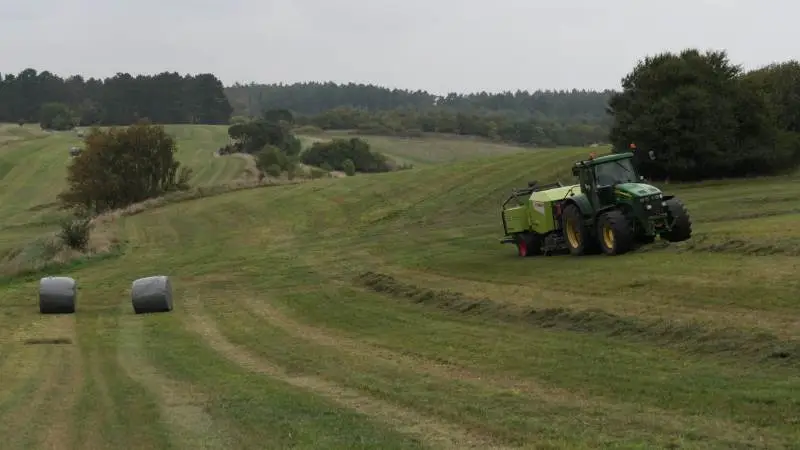 Det er en mærkesag for Ole og Jens Jensen, Helgenæs Maskinstation, konstant at forsøge at tilpasse sig kundernes brugsstørrelser, husdyrbestanden og områdets særlige terræn. Foto: Bøje Østerlund