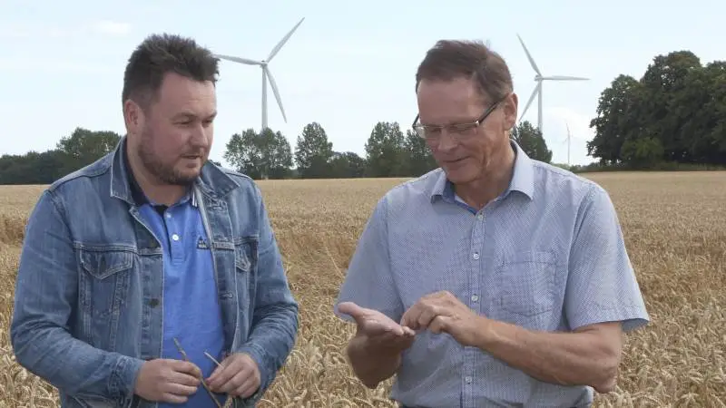Fødevareordførerne hos S og V - Anders Kronborg (t.v.) og Erling Bonnensen - tror begge på, at det er muligt at opretholde en svineproduktion i Danmark på niveau med den vi har i dag, når vi også kigger 10 år frem i tiden. Arkivfoto