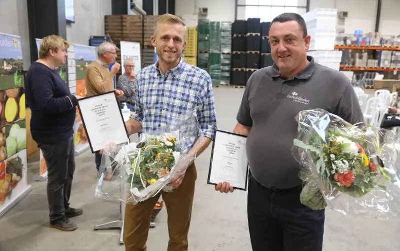 Jens Møller Olsen, Almegård (til venstre), og Kristian Juel Jensen, Søvang, leverede henholdsvis den bedste gulerod og den bedste kartoffel, da Lammefjordens Grøntsagslaug holdt Grand Cru finale. Foto: Claus Starup