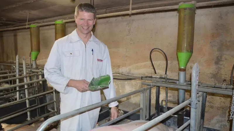 Svineproducent Tony Strandholdt fortæller, at han altid har været af den holdning, at der skal fodres med gode, stabile standardblandinger, og at han normalt aldrig siger ja til »mirakelmidler«. Nu har han så alligevel takket ja til at bruge et overgangsfoder fra Vestjyllands Andel, og det med en positiv effekt, der kan ses. Fotos: Camilla Bønløkke