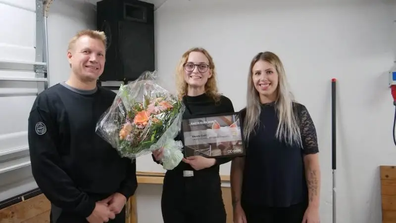 Prismodtageren Merete Dahl ses her sammen med sin arbejdsgiver Preben Bjerregaard, Ellesgaard, Svaneke, og driftsleder Simone Mikkelsen.