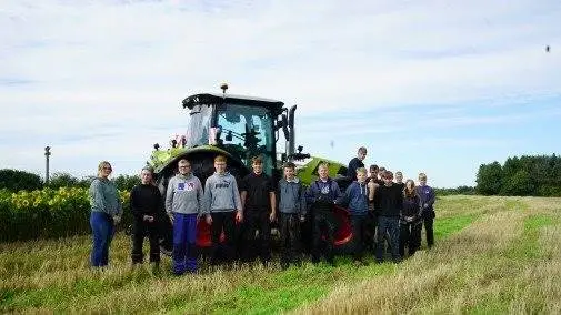 Jordbrugets Uddannelsescenter Århus har fået en ny traktor. En Claas Arion 660 »limited edition«.