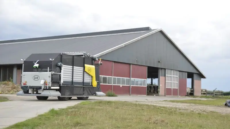 Lely Exos henter selv græsset i marken og bringer det ind på foderbordet.