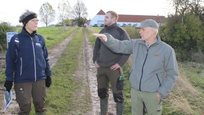Oplandskonsulent Anne Sloth, Velas (tv) ses her i samtale med Jakob Stentebjerg og Søren Bonde (th). De søgte tilbage i efteråret 2019 om tilskud til opførelse af det 0,71 hektar store minivådområde, og fik i foråret de sidste tilladelser fra kommunen.