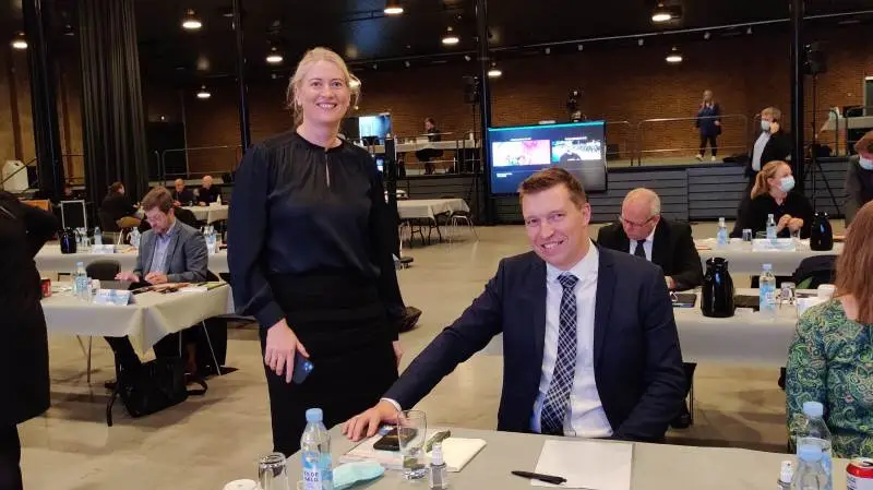L&F-direktør Anne Arhnung i samtale med den nye formand Søren Søndergaard til delegeretmødet. Foto: Lasse Ege Pedersen