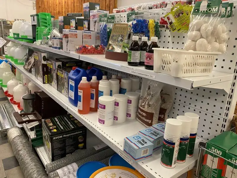 Der er mange fjerkræartikler på hylderne hos NAG, og alle varerne kan blandt andet købes via webshoppen på nag.dk.