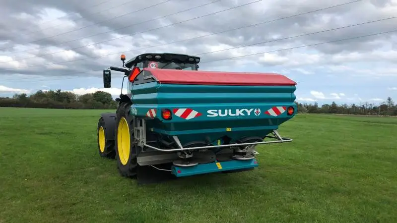 Den liftophængte Sulky gødningsspreder fås i henholdsvis i en X40+ model med en kapacitet op til 3.000 kg, mens X50+kan rumme op til 4.000 kg. Foto: Bøje Østerlund