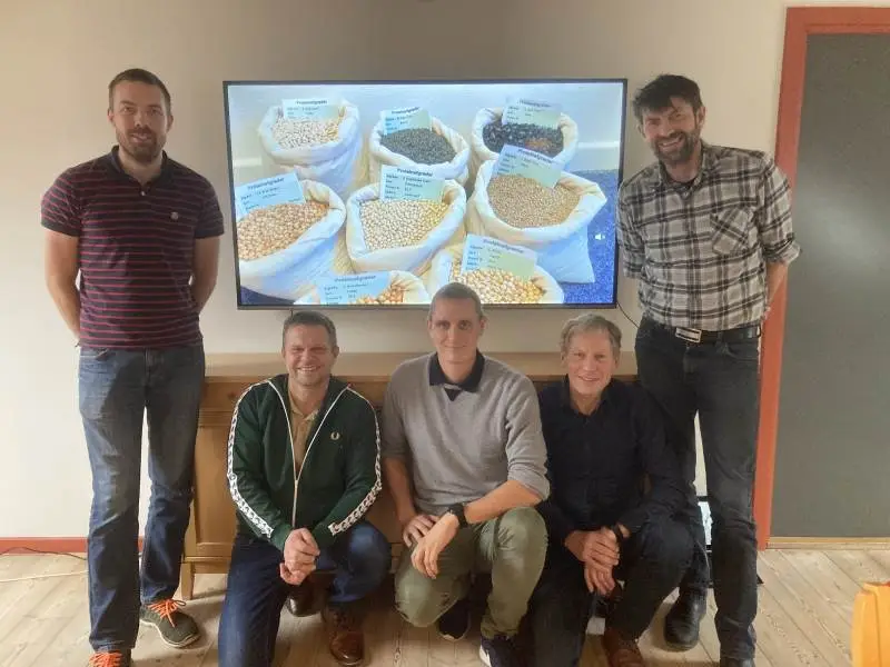 De fem bestyrelsesmedlemmer i den nye producentforening, Bornholm Foods. Fra venstre: Jacob Dam Nielsen (gårdejer), Lennart Westh (gårdejer), Christian Møller Holm (gårdejer og formand), Hans Hansen (ejer af Lehnsgaard Rapsolie) og Jens Brandt (gårdejer og næstformand).