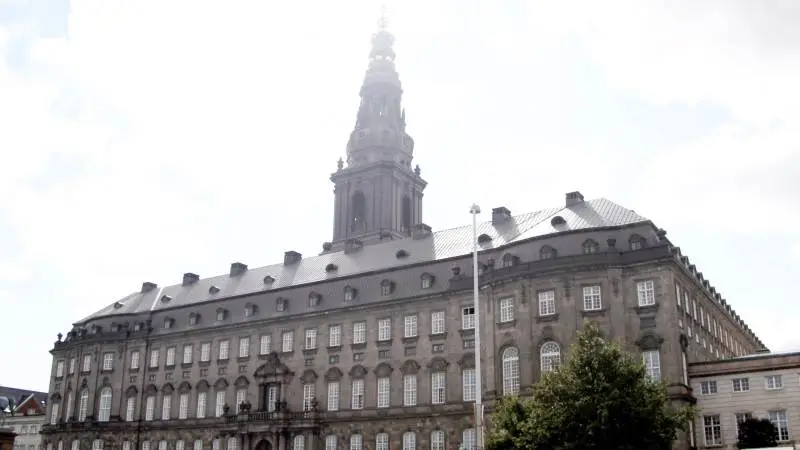 Regeringen vil gerne hastebehandle en lov, der giver myndighederne hjemmel til at aflive raske mink uden for smittezonerne. Det ser dog ud til at blive meget vanskeligt for regeringen at opnå det nødvendige flertal.