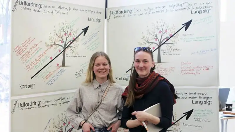 To af de forbrugere der var dukket op på Fyn var AU-studerende Rose Kristoffersen (th.) og SDU-studerende Josefine Aalborg. De tog masser af ny viden med hjem i bagagen. Her er de fotograferet foran de færdige løsnings-plancher.
