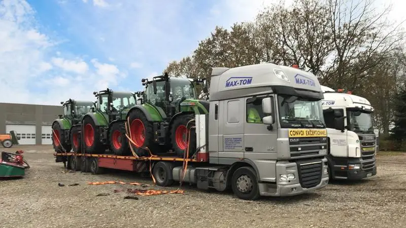 Friske forsyninger af Fendt Vario til TBS. Forleden kunne tre transportbiler med hele ni nye Fendt-traktorer svinge ind hos TBS.
