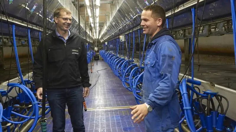 Et enormt malkestaldsprojekt har nået sin afslutning på TInghøjgaard i Himmerland, hvor brødrene Niss Pedersen malker 1.200 køer sammen med de øvrige ansatte. Salgschef og medejer af Grotrian A/S, Jan Søgaard (t.v.), kalder det virksomhedens største projekt til dato. Fotos: Tenna Bang