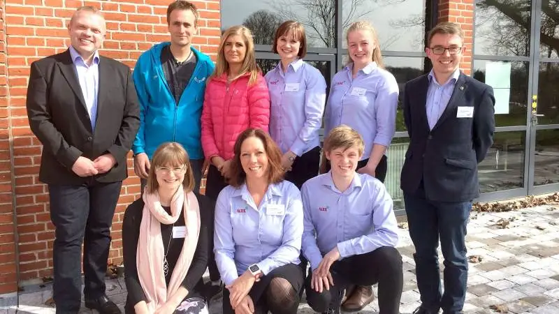 Henrik Dalum (yderst til venstre) og den nye ledelse i 4H Danmark bestående af Jesper Ingleby, Tina Ingleby (suppleant), Maiken Sødergreen Hansen, Ninna Bojesen, Rene Lauritsen, Stephenie Nielsen (suppleant), Lene Toftebæk og Nicolai Olsen. Foto: 4H Danmark