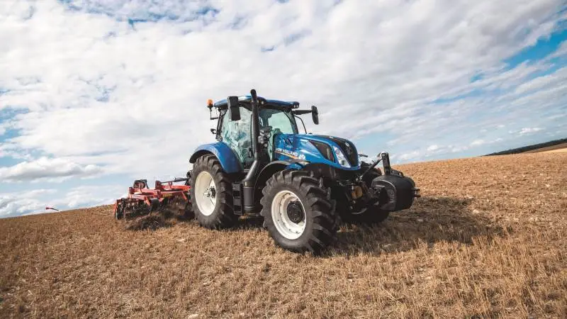 T6-serien omfatter nu to sekscylindrede modeller med Dynamic Command-transmission: Den eksisterende New Holland T6.180 med 145 hk og en ny lillebror T6.160 med 135 hk, der er den eneste kompakte, sekscylindrede traktor på markedet med nominel effekt på under 140 hk.