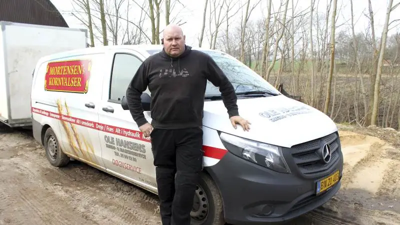 En nyindrettet servicebil gør Ole Hansen og kollegerne i stand til at rykke ud i landet og servicere Mortensen-kornvalser ude hos landmændene.