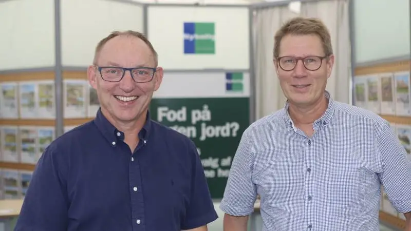 - Tilsammen har Mikkel (Mikkel Henriksen, red.), Palle (Palle Jespersen, red.) og jeg mange års erfaring med rådgivning og salg af landbrugsejendomme, og når vi puljer den erfaring og know how med alle de rådgivningstilbud, som VKST har, så har vi efter min mening et utroligt stærkt setup, som mange kunder vil finde attraktivt, siger Dan Gørtz (tv). Arkivfoto: Erik Hansen