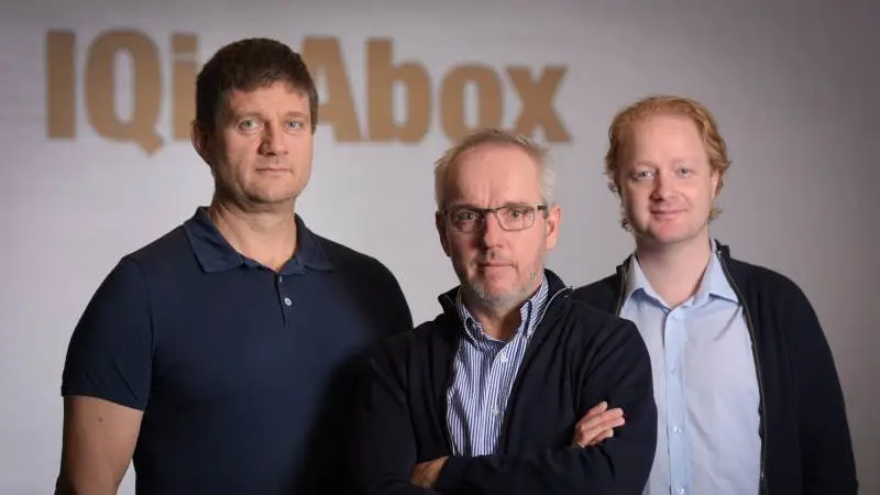 - Sammen kan IQinAbox og AgroVision hjælpe landmænd, foderstof, slagterier og så videre med at åbne op for det kæmpe potentiale, der er i at samle data for at optimere produktivitet på tværs af hele værdikæden i agrisektoren, siger Thomas Nejsum Madsen, stifter af IQinAbox. Her ses han i midten sammen med partner Nils Toft (til venstre) og softwarearkitekt Jeff Hindsborg