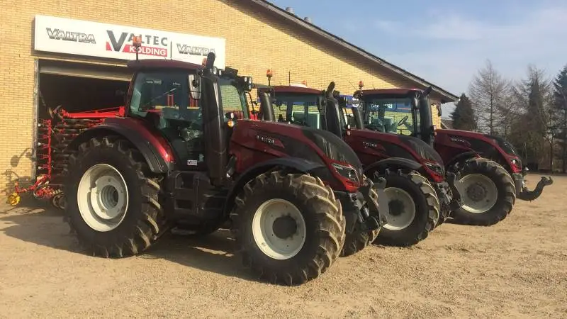 Der er rullet tre Valtra-traktorer ind på gårdspladsen ved Poul Christensens Maskinstation og Entreprenør udenfor Kolding. Men det var ikke længe, de fik lov til at stå stille. Efter fællesfoto skulle de leveres, spændes for redskaberne og køre i marken.