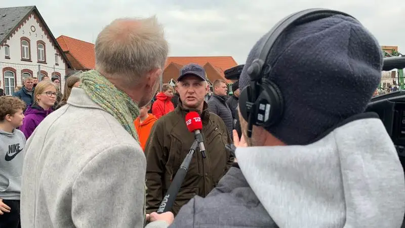Mediernes interesse for protestmødet i Agerskov onsdag var massivt. Flere lokale landmænd blev spurgt til deres holdning til minkskandalen og fødevareminister Mogens Jensens afgang, der blev annonceret kørt før mødestart.