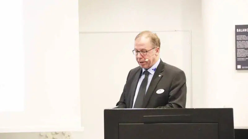 - Danmark befinder sig i en alvorlig krise. En ny bølge af coronavirus spreder sig over landet og vores normale liv er indskrænket. Mennesker og virksomheder lider. Livsværk er gået tabt, og stadig flere danskere frygter at miste deres job. Da virussen ramte Danmark i foråret, reagerede vi hurtigt i fællesskab, sagde Jens-Aage Jensen, formand for Dansk Maskinhandlerforening.