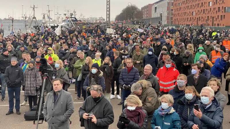 Hele Langelinie i København var proppet med traktorer. Det var foreningen »Oprør fra landet«, der havde arrangeret demonstrationer i dag i både Aarhus og København imod regeringens magtmisbrug, manglende respekt for grundloven og demokratisk underskud for folkestyret. Flere end 4.000 demonstranter var mødt på Langelinie i København i dag. Foto: Per Jørgensen