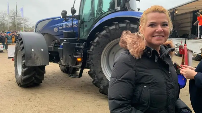 - Vi skal godt nok stå sammen nu. Det er helt urimeligt, hvad der er sket. Det er langt over grænsen, sagde Venstres Inger Støjberg, kort før hun talte under grundlovsdemonstrationen lørdag i Aarhus. Foto: Jacob Lund-Larsen