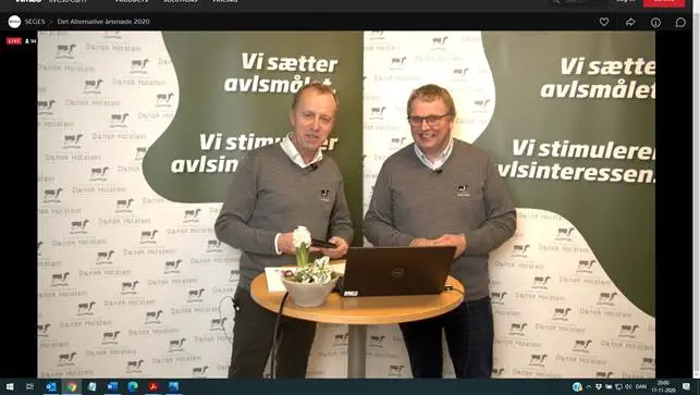 Der blev snakket om fremtidens avlsrådgivning, da Torben Balling Lund, chefkonsulent ved Dansk Holstein (tv) og Kristian Nielsen, formand i foreningen, aflagde beretning ved avlsforeningens årsmøde. Foto: Tenna Bang